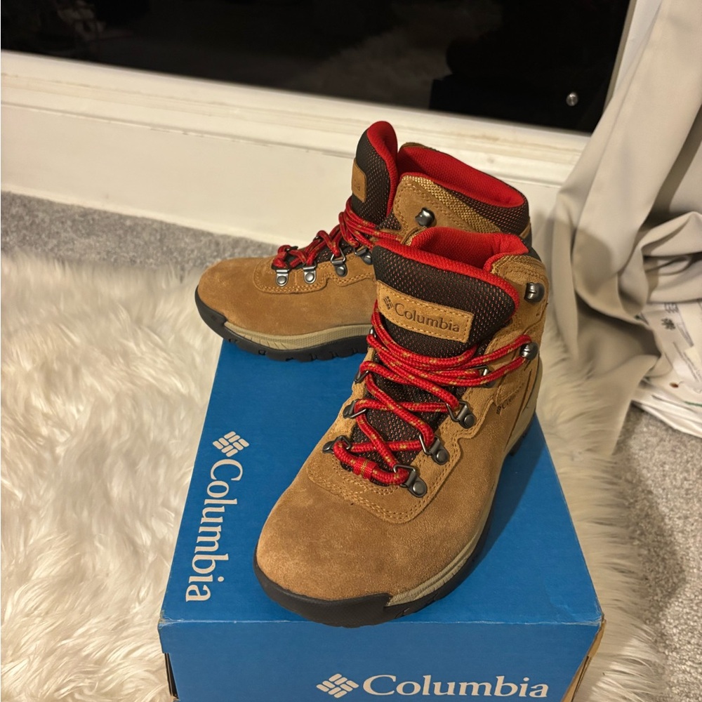 Columbia Women’s Newton Ridge Waterproof Amped Hiking Boots